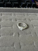 Anel Feminino Delicado com Pedra Central Oval Branca – Prata 925 20mm