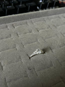 Anel Feminino Delicado com Pedra Central Oval Branca – Prata 925 20mm