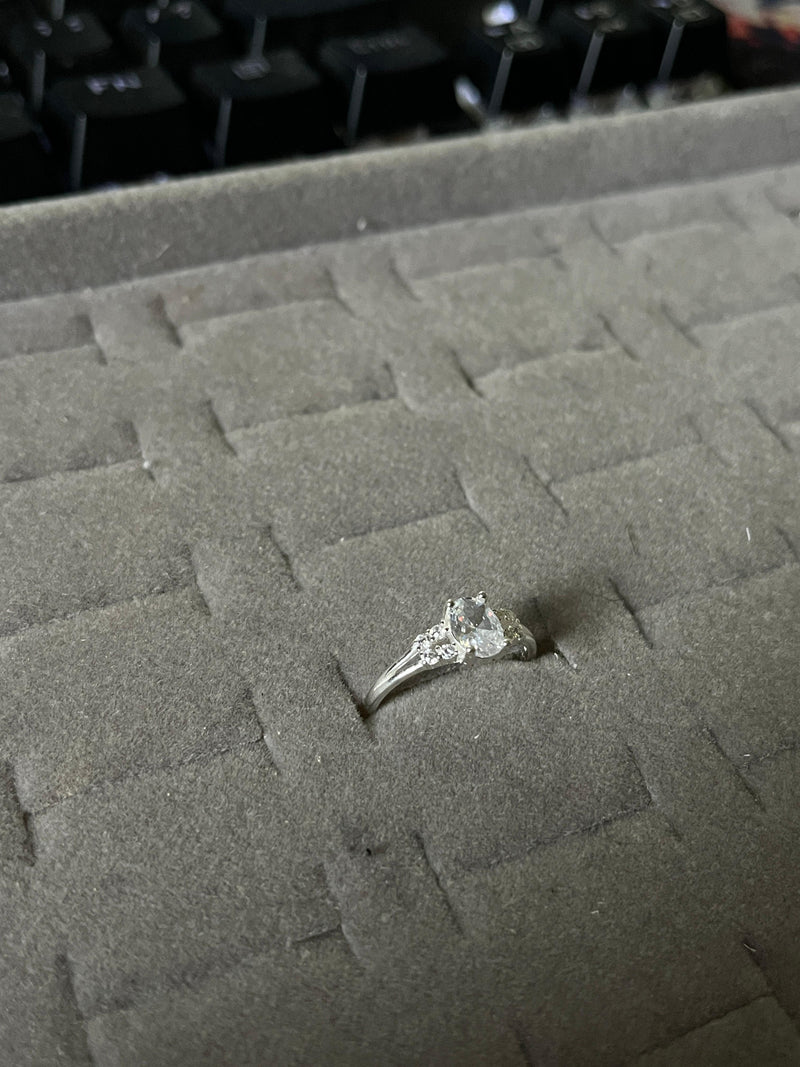 Anel Feminino Delicado com Pedra Central Oval Branca – Prata 925 20mm