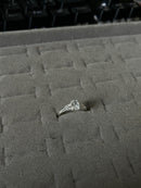 Anel Feminino Delicado com Pedra Central Oval Branca – Prata 925 20mm