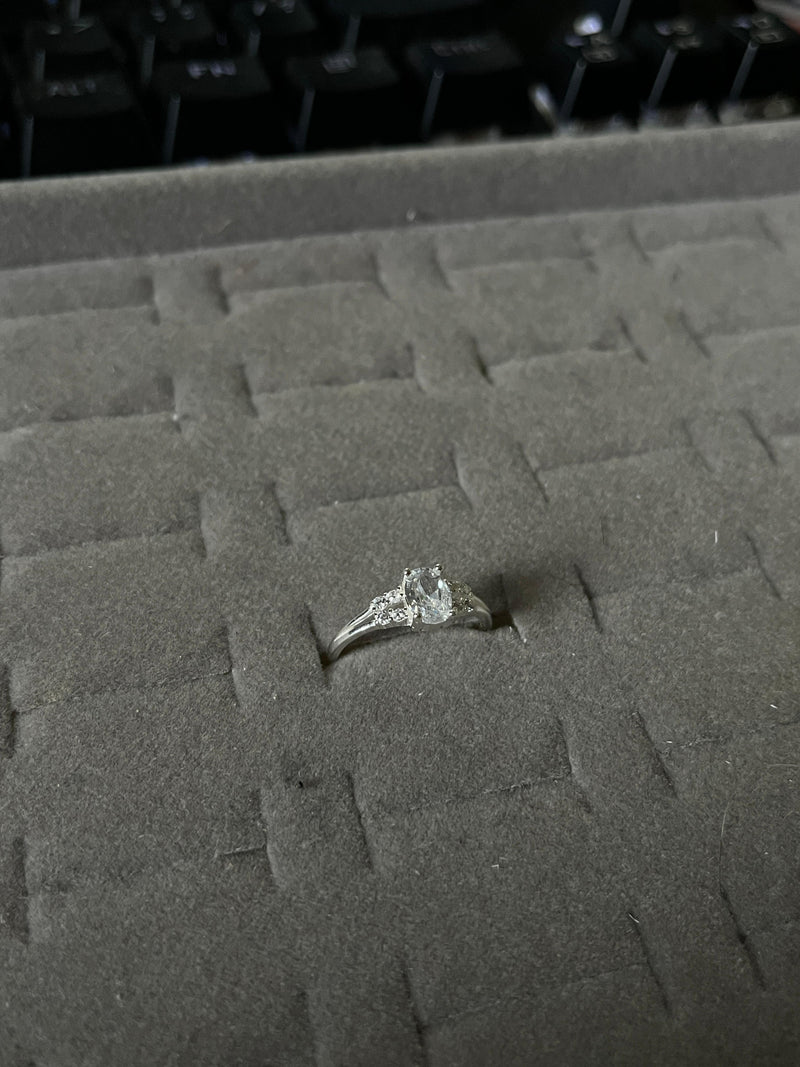 Anel Feminino Delicado com Pedra Central Oval Branca – Prata 925 20mm