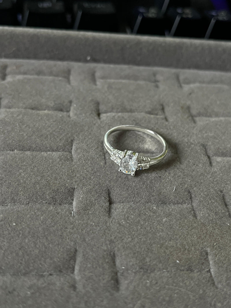 Anel Feminino Delicado com Pedra Central Oval Branca – Prata 925 20mm