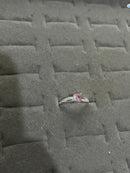 Anel Delicado com Zircônia Rosa e Design Entrelace Cravejado– Prata 925