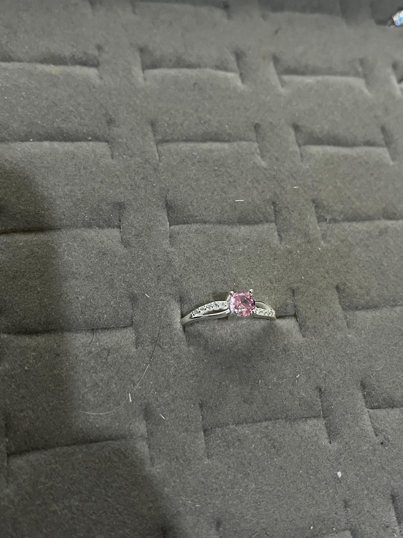 Anel Delicado com Zircônia Rosa e Design Entrelace Cravejado– Prata 925