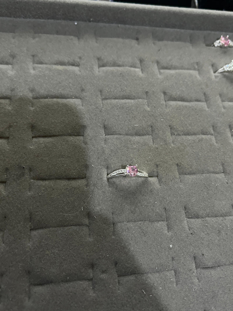 Anel Delicado com Zircônia Rosa e Design Entrelace Cravejado– Prata 925