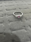 Anel Delicado com Zircônia Rosa e Design Entrelace Cravejado– Prata 925