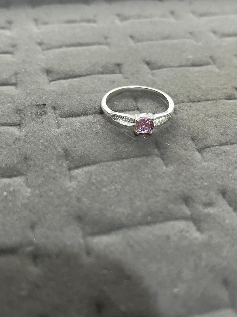 Anel Delicado com Zircônia Rosa e Design Entrelace Cravejado– Prata 925