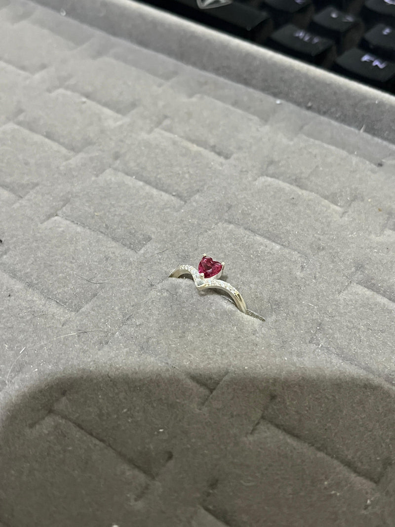 Anel Delicado com Pedra Coração em V Cravejado – Prata 925