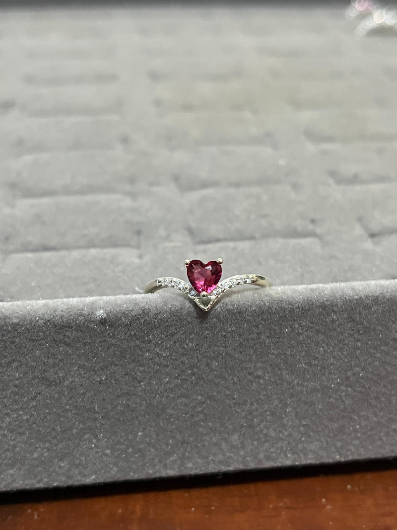 Anel Delicado com Pedra Coração em V Cravejado – Prata 925