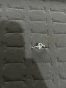 Anel Feminino Delicado com Pedra Central Oval Zirconia Iterlaçado Cravejado – Prata 925