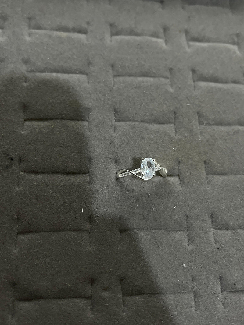 Anel Feminino Delicado com Pedra Central Oval Zirconia Iterlaçado Cravejado – Prata 925