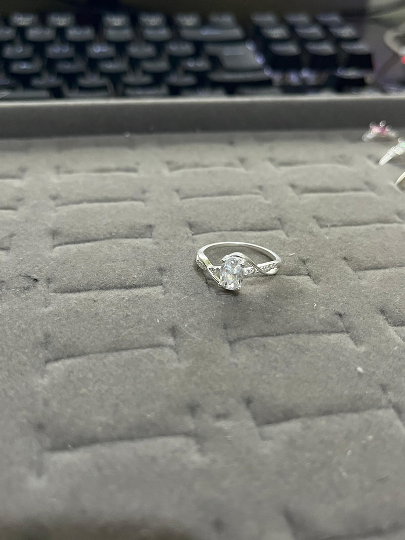 Anel Feminino Delicado com Pedra Central Oval Zirconia Iterlaçado Cravejado – Prata 925