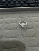 Anel Feminino Delicado com Pedra Central Oval Zirconia Iterlaçado Cravejado – Prata 925