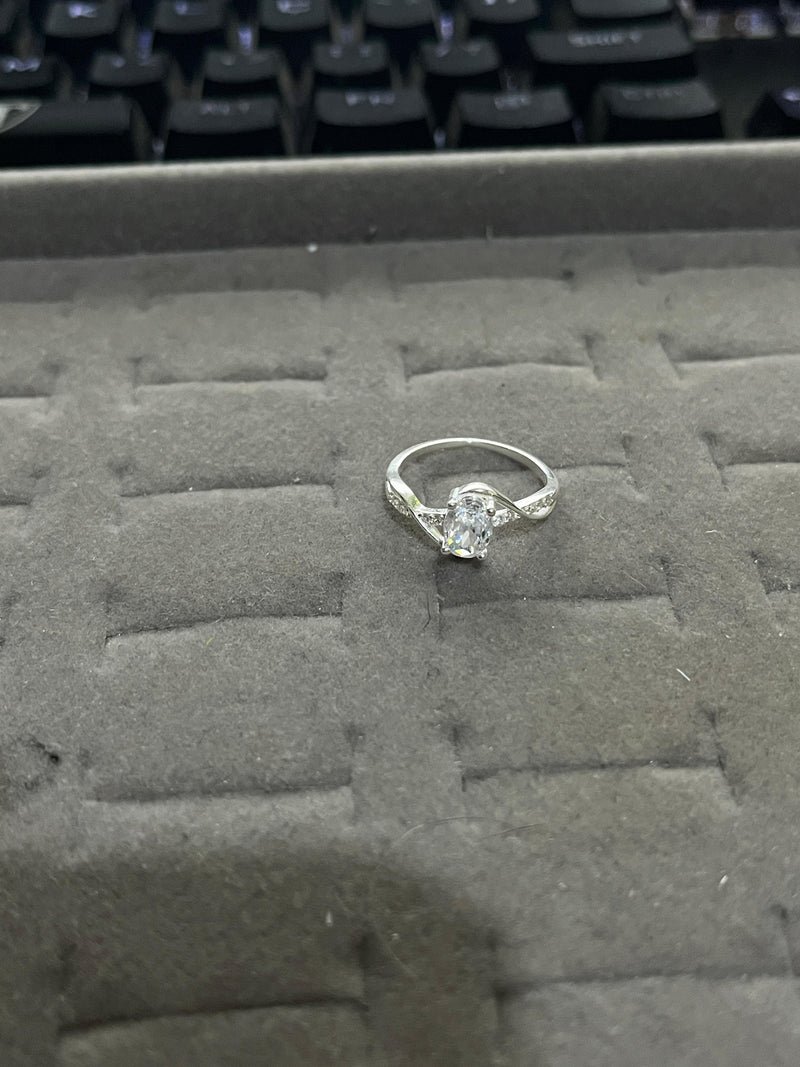 Anel Feminino Delicado com Pedra Central Oval Zirconia Iterlaçado Cravejado – Prata 925